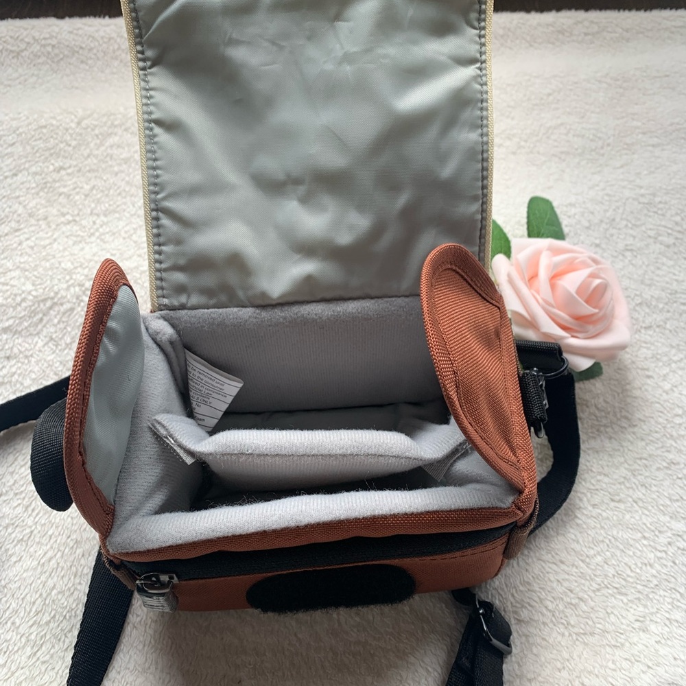 NWOT Roots mini camera bag - Picture 5 of 12